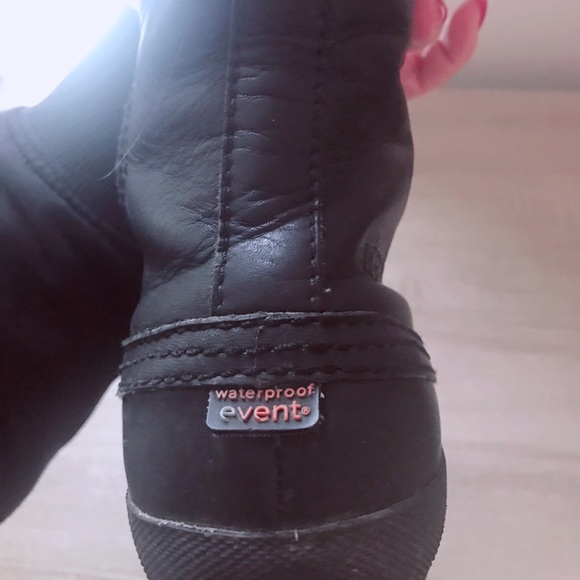 UGG Winter Leather Boots - Picture 3 of 5